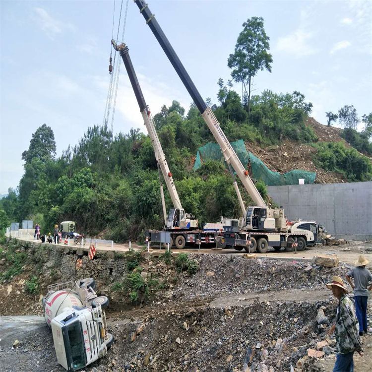 毛感乡汽车掉沟里叫吊车救援要多少钱